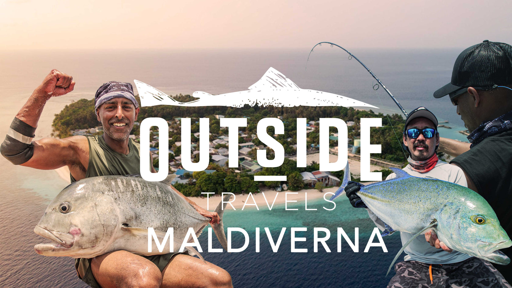 Två leende sportfiskare håller stora fiskar framför en tropisk ö. Text: OUTSIDE Travels MALDIVERNA och vit bergsikon ovan.
