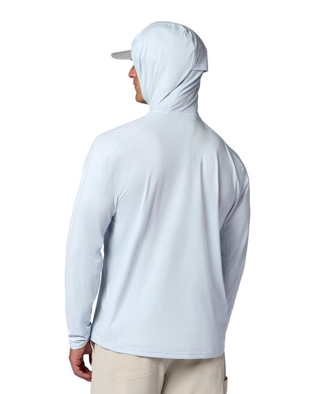 Person bakifrån i blå Simms SolarFlex Hoody UPF 50+, ljusa byxor, redo för fiskeäventyr. Vit bakgrund.