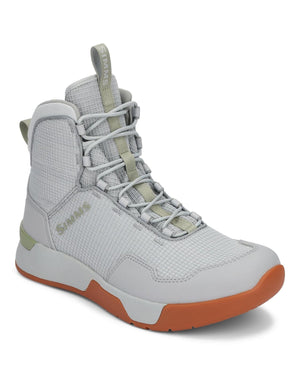 Simms Flats Sneaker 2025: Ljusgrå vadarsko med mesh, gröna detaljer, vit snörning, orange sula-perfekt för fiskeresan.