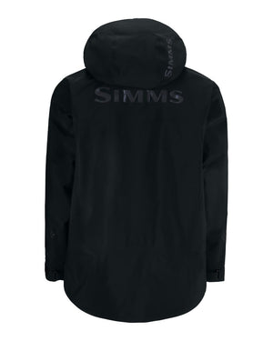 Simms Pro Dry Jacket - svart GORE-TEX-fiskjacka med huva, långa ärmar och SIMMS-logo på rygg och huva, perfekt för sportfiske.