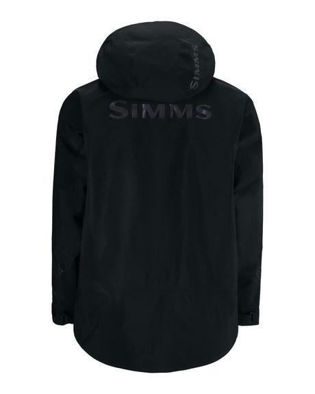 Simms Pro Dry Jacket - svart GORE-TEX-fiskjacka med huva, långa ärmar och SIMMS-logo på rygg och huva, perfekt för sportfiske.