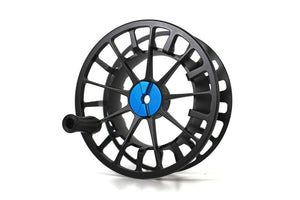 Centerfire 12 Spool flugfiskerulle i svart med blå mitt, öppen ram och vev till vänster - perfekt för ditt nästa fiskeäventyr.
