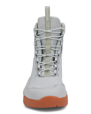 Simms Flats Sneaker 2025 i ljusgrå mesh, grönt SIMMS-märke, grå snören, orange sula - perfekt för fiskeresan.