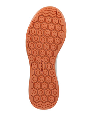Simms Flats Sneaker 2025 med orange sula, hexagonmönster och Simms-logga - idealisk för fiskesor och äventyr.